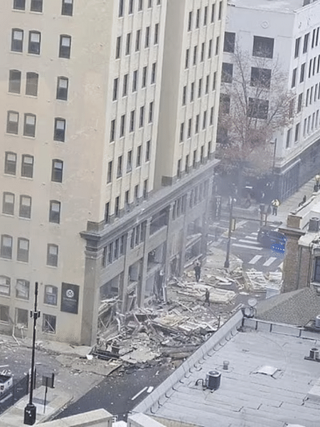 Parte do hotel destruída após a explosão