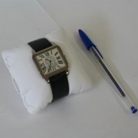 Relógio de pulso da marca Cartier, com pulseira em couro preto, fecho em ouro branco 18K e prata 750. Coroa arrematada com uma padra azul lapidada, safira.  