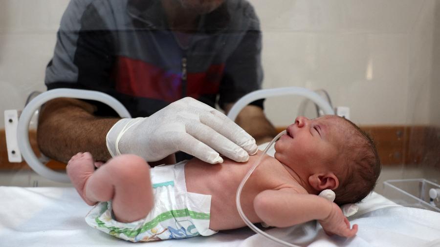Médicos fizeram uma cesariana de emergência "e retiraram o feto" do ventre da mãe morta em bombardeio - Eyad Baba / AFP