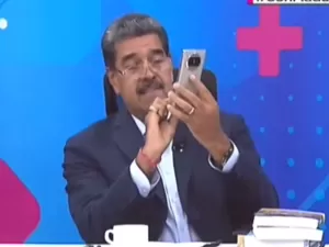 Maduro mostra momento em que exclui WhatsApp do celular: 'Estou livre'