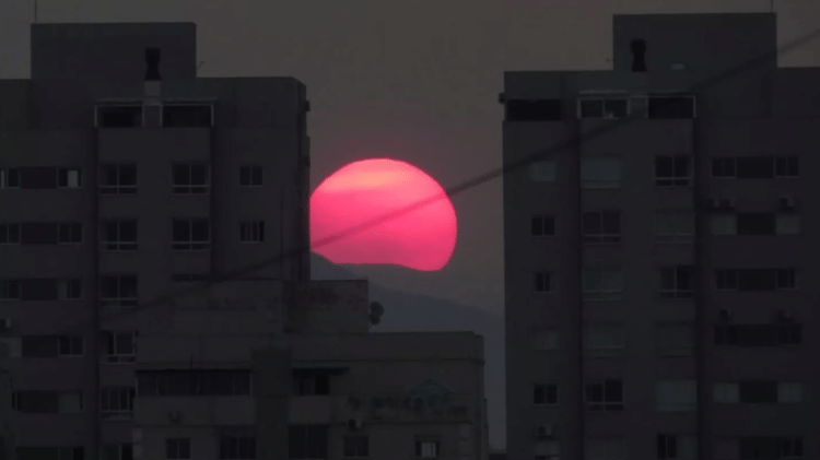 Sol avermelhado devido à poluição no Rio Grande do Sul