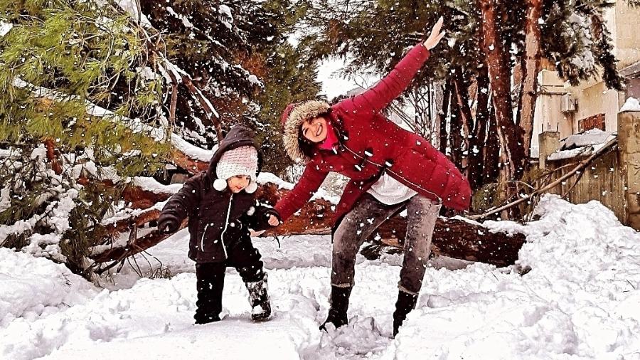 A brasileira Nacima e a filha, Sirine, no último inverno juntas no Líbano