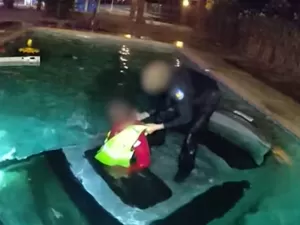 Homem acelera demais e cai com carro em piscina nos EUA; veja resgate