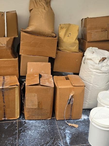 Após apreender 27 sacos com substâncias de pó branco,equipe de plantão do 37º DP (Campo Limpo) foi informada que só 150 kg podem ser analisados no período da noite por peritos do IC (Instituto de Criminalística); excedente precisa ser encaminhado após agendamento