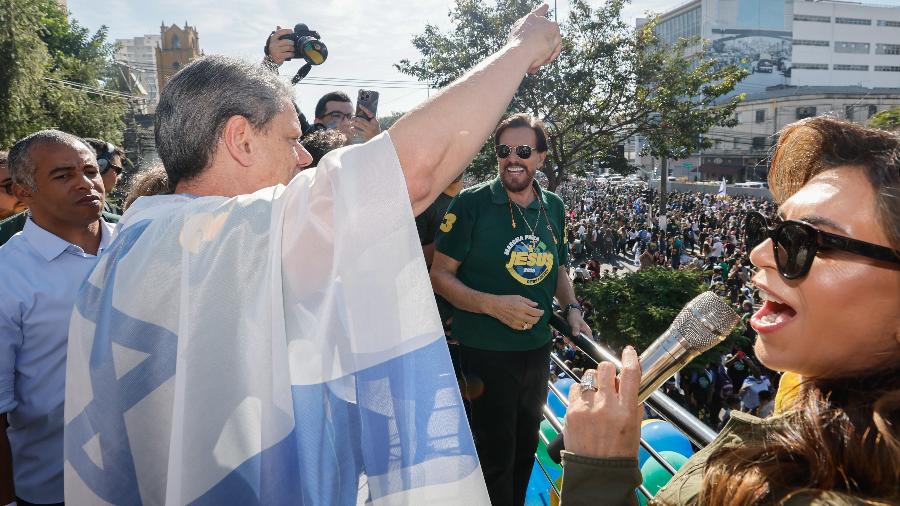 Governador de SP, Tarcísio de Freitas, com a bandeira de Israel na Marcha para Jesus - Eduardo Knapp/Folhapress 