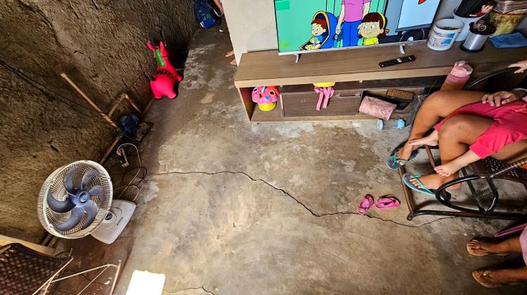 Chão rachado na casa de Elizabeth Silva dos Santos, no Bom Parto, bairro de Maceió que está afundando