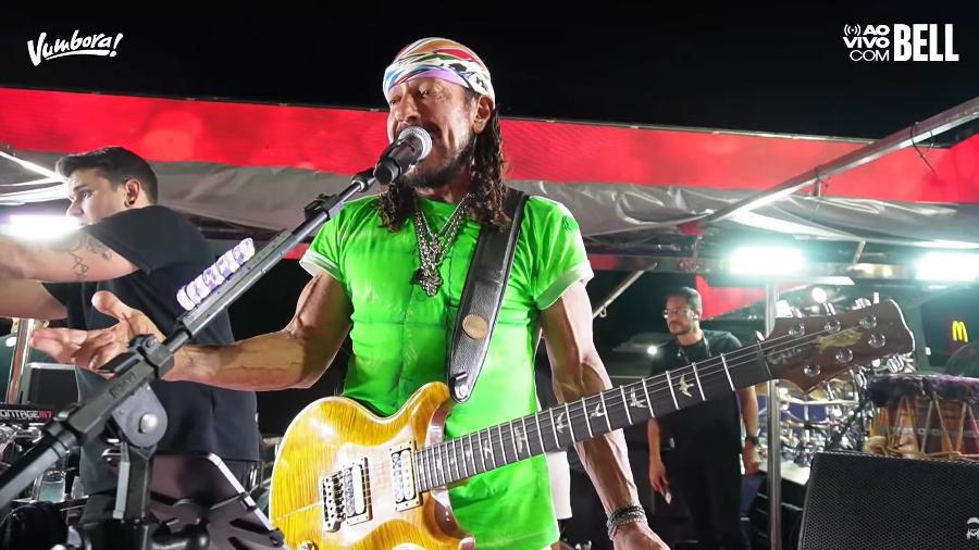 Bell Marques comprou toda a mercadoria de uma vendedora ambulante enquanto passava pelo circuito Barra-Ondina