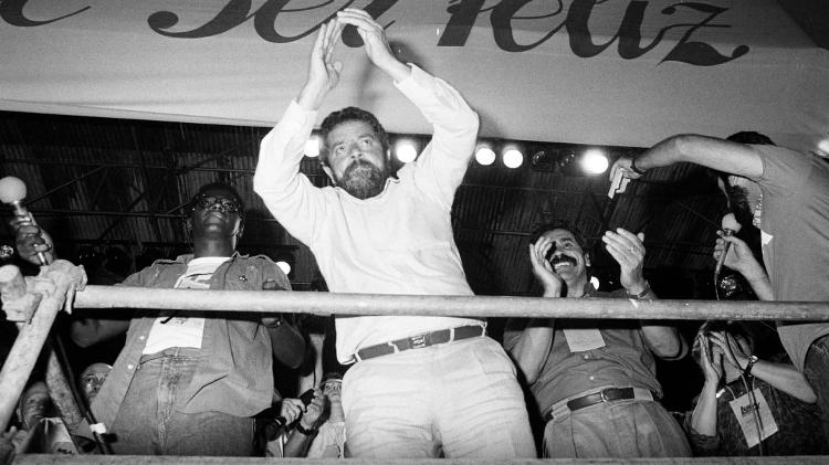 11.dez.1989 - Comício do então candidato Lula na praça Charles Miller, em São Paulo, em 1989 11.dez.1989 - Comício do então candidato Lula na praça Charles Miller, em São Paulo, em 1989