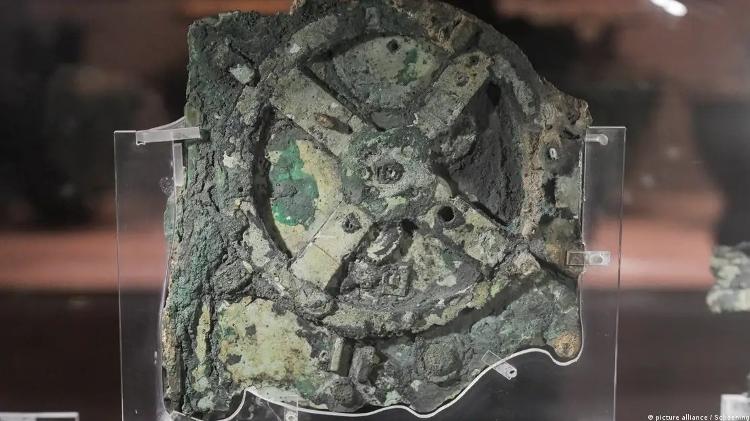 Mecanismo de Antikythera está no Museu Arqueológico Nacional de Atenas Mecanismo de Antikythera está no Museu Arqueológico Nacional de Atenas