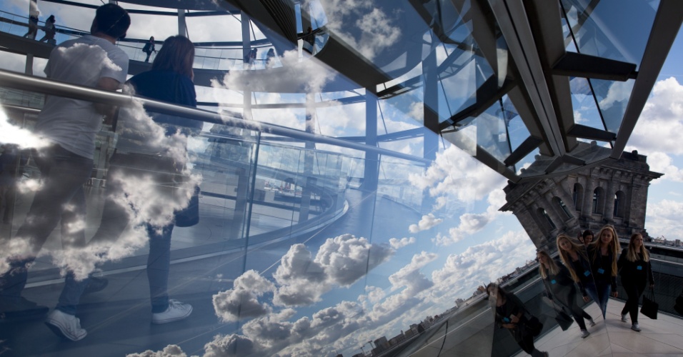 29.set.2015 - Nuvens são refletidas na cúpula do edifício Reichstag, que abriga a câmara baixa do parlamento em Berlim, na Alemanha