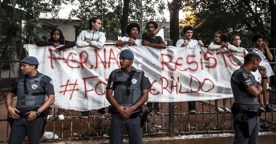 11.nov.2015 - Policiais militares cercam a escola estadual Fernão Dias, que está ocupada por alunos desde a manhã de terça-feira. Eles protestam contra a reorganização da rede estadual paulista