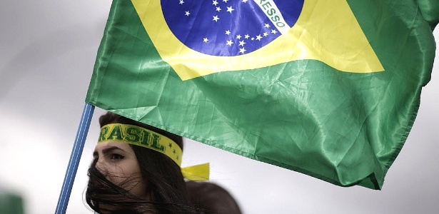 Manifestante carrega bandeira durante protesto pelo impeachment de Dilma - Ueslei Marcelino - 13.dez.2015/Reuters