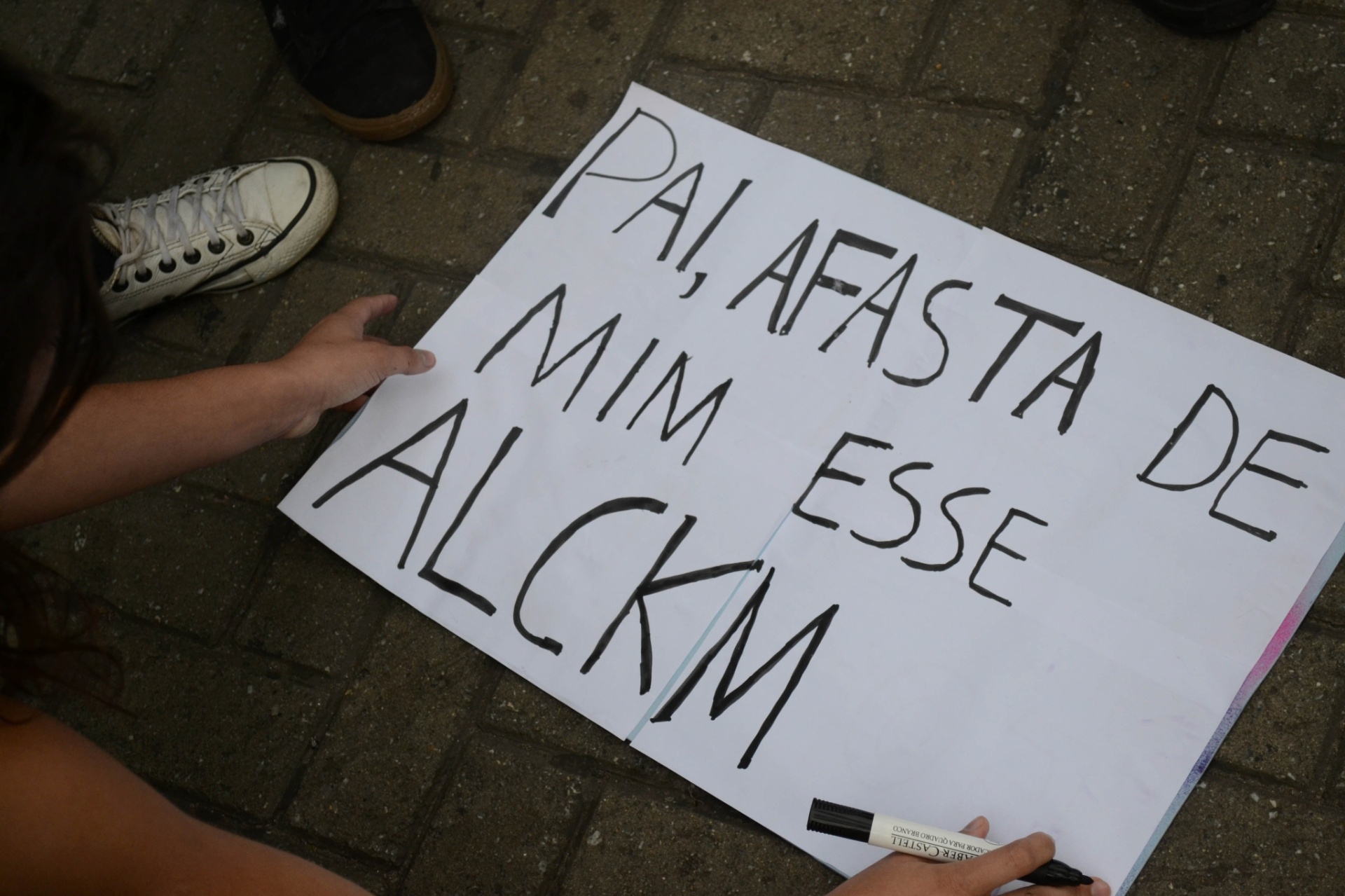 22.mar.2016 - Estudantes realizam ato contra o fechamento de salas na rede estadual e contra a 'máfia da merenda'. A concentração ocorreu por volta das 8h na estação Butantã, na linha 4-amarela do metrô, na zona oeste de São Paulo - Bruno Cotrim/FramePhoto/Estadão Conteúdo