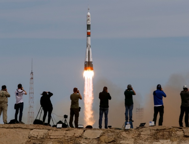 Fotógrafos fazem imagens do lançamento de nave Soyuz na base de Baikonur - Shamil Zhumatov/Reuters
