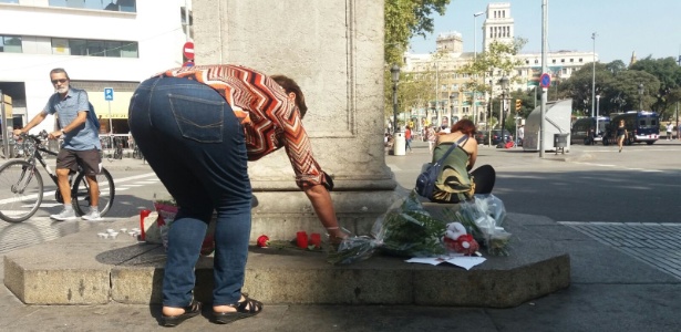 Mulher deposita flores em homenagem às vítimas de atentado terrorista, em Barcelona (18.ago.2017) - João Henrique Marques/ UOL
