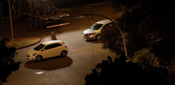 Carros representando o local onde Marielle foi baleada (esquerda) e onde estavam seus assassinos (direita), durante a reconstituição no local do crime - Ricardo Moraes/Reuters - Ricardo Moraes/Reuters