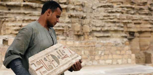 10.nov.2018 - Homem carrega peça encontrada no complexo de Saqqara, no Egito - Mohamed Abd El Ghany/Reuters