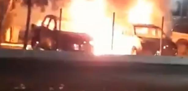 Criminosos atacam bancos e ateiam fogo em carros em Bacabal (MA)