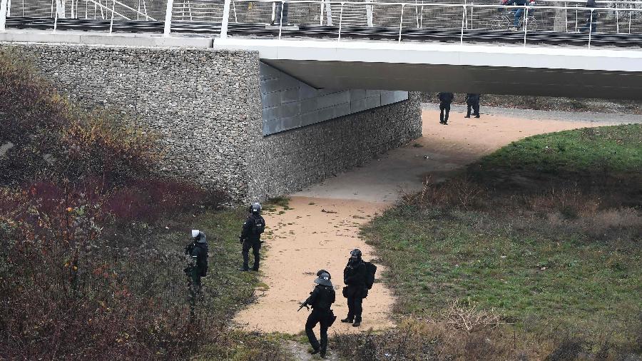 12.dez.2018 - Polícia francesa faz buscas nas margens do rio Reno, em Estrasburgo, um dia após um atentado deixar mortos na cidade - Frederick FLORIN / AFP