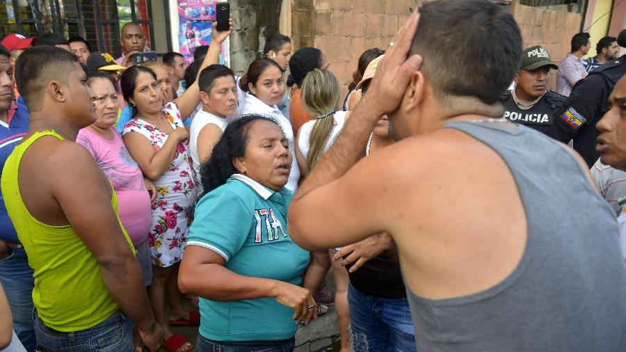 11.jan.2019 - Pessoas se desesperam na frente da clínica de reabilitação em Guayaquil - Xinhua