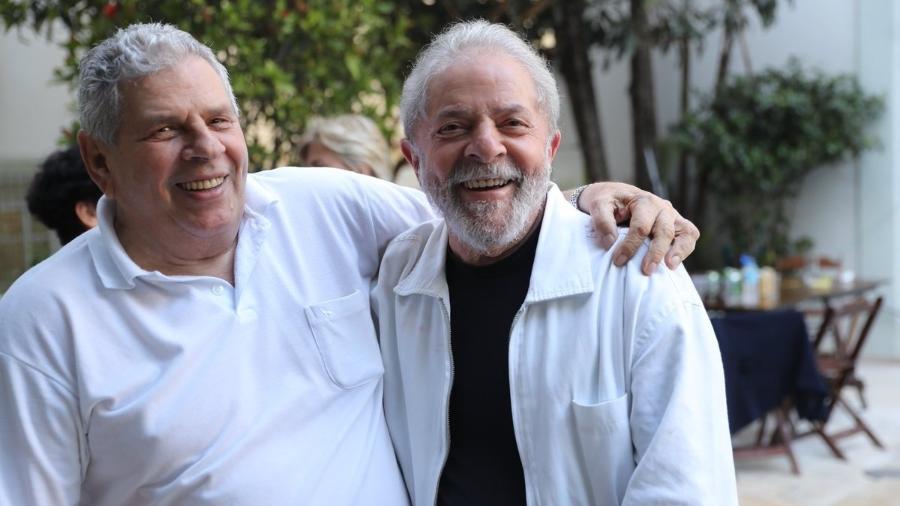29.jan.2019 - Lula e o irmão Genival Inácio da Silva, o Vavá, em foto sem data. A imagem foi divulgada no dia do falecimento de Vavá - Divulgação/Twitter Lula