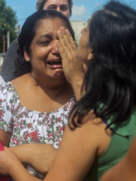 13.mar.2019 - Mulheres buscam por informações após tiroteio ocorrido na Escola Estadual Raul Brasil de Suzano - Werther Santana/Estadão Conteúdo