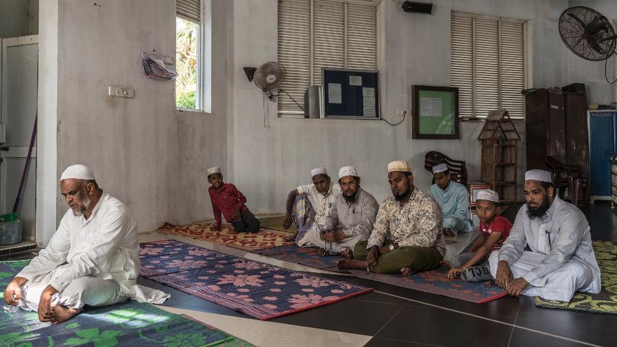 Homens rezam na Grande Mesquita de Kattankudy, no Sri Lanka - Adam Dean/The New York Times