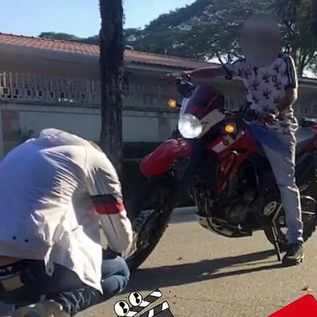 09.jun.2019 - MC Menor MT dirige moto em clipe - Reprodução/Instagram/MC Menor MT