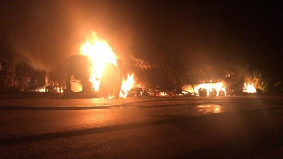 Veículos em chamas após acidente envolvendo um carro, um ônibus e uma carreta em Minas Gerais - Corpo de Bombeiros de MG