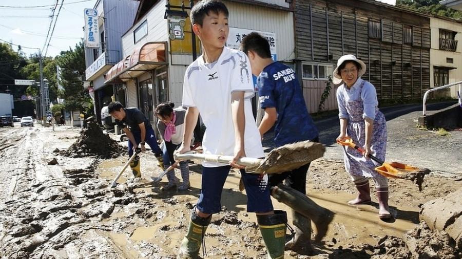 Estudantes e moradores removem lama depois de enchentes causadas por tufão Hagibis - Reuters