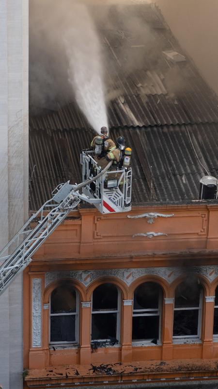Incêncdio na Whiskeria Quatro por Quatro na Rua Buenos Aires, 44, centro do Rio de Janeiro nesta sexta-feira (18). Incêndio já dura mais de duas horas. - ANDRÉ MOREIRA/FOTOARENA/FOTOARENA/ESTADÃO CONTEÚDO - ANDRÉ MOREIRA/FOTOARENA/FOTOARENA/ESTADÃO CONTEÚDO
