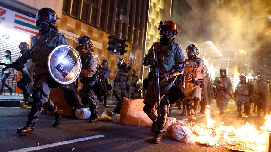 2.nov.2019 - Polícia passa por barricada de fogo em protesto contra o governo em Hong Kong - Thomas Peter/Reuters
