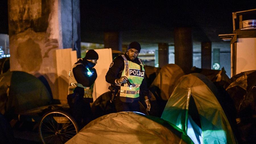 Imigrantes são evacuados pela polícia em Paris  - Martin Bureau/AFP