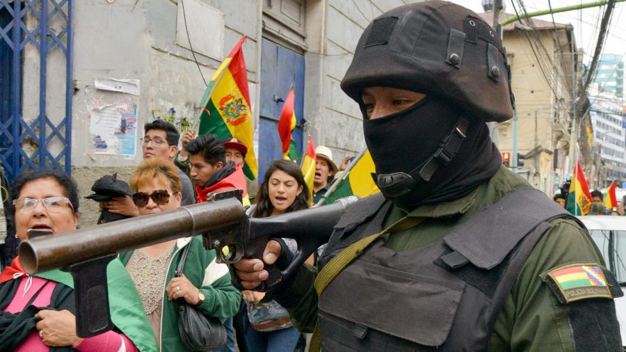Policiais se rebelaram em protesto contra o governo de Evo Morales na Bolívia - AIZAR RALDES / AFP