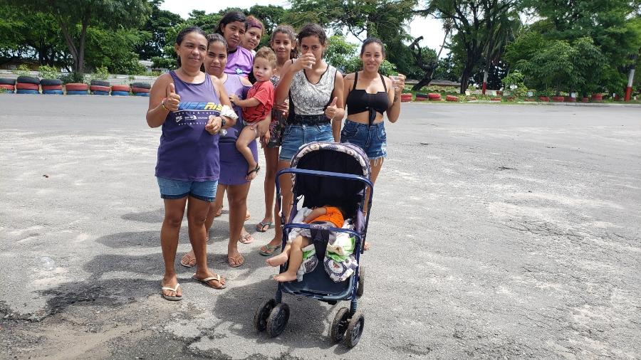Grupo de mulheres com crianças vai às ruas de Maceió para pedir ajuda, em tempos da crise gerada pelo coronavírus - Carlos Madeiro / Colaboração para o UOL