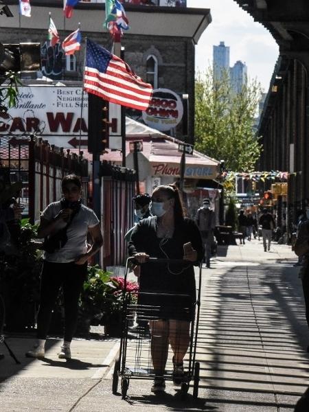 Pessoa anda na rua no bairro do Brooklyn, em Nova York, durante pandemia de coronavírus - Stephanie Keith/Getty Images/AFP