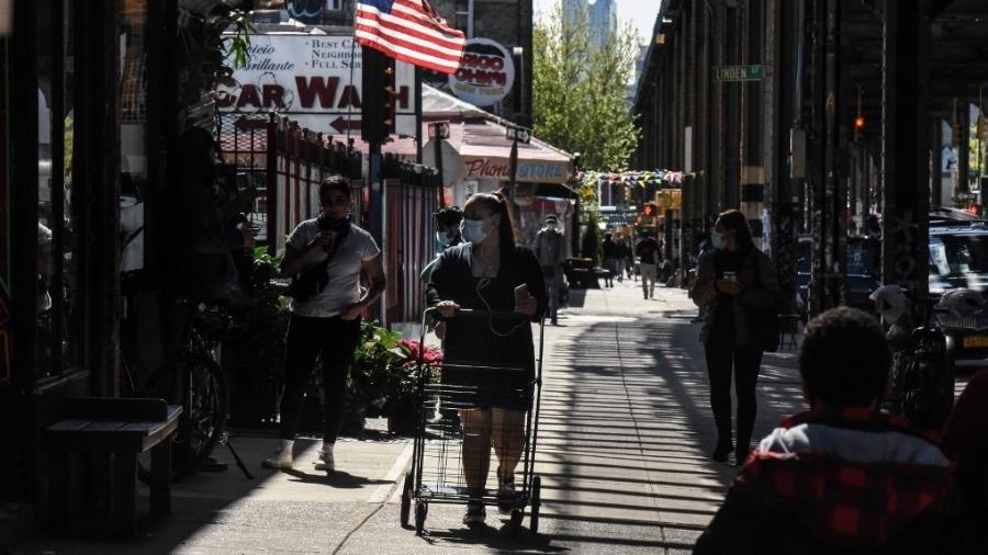 07.05.2020 - Pessoa anda na rua no bairro do Brooklyn, em Nova York, durante pandemia de coronavírus - Stephanie Keith/Getty Images/AFP