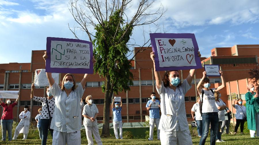 25.mai.2020 - Profissionais da saúde protestam em Madri, na Espanha,  - Denis Doyle/Getty Images