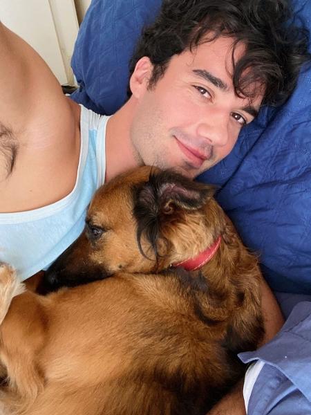 O cachorro Caju é abraçado pelo dono Lurryan - reprodução/Instagram