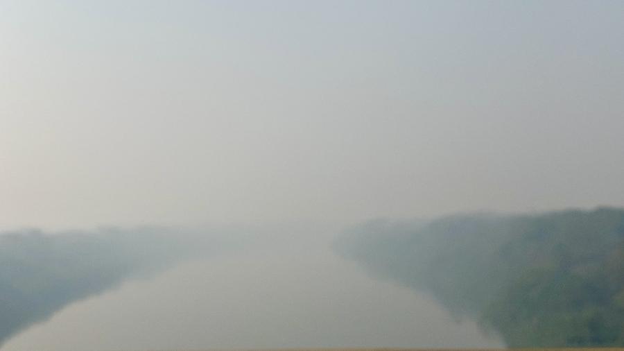 13.ago.2020 - Fumaça cobre rio Cuiabá, em Várzea Grande - Fabiano Maisonnave/Folhapress