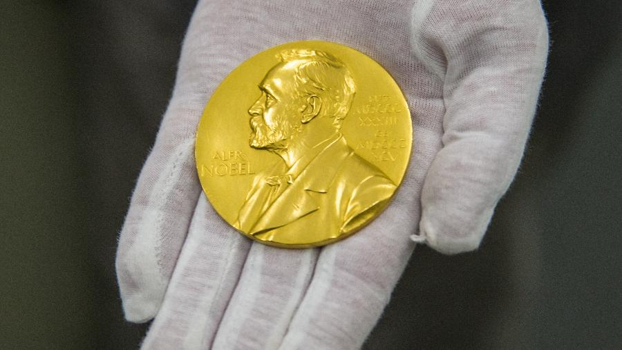 Medalha de ouro do Prêmio Nobel é dada aos vencedores - Getty Images