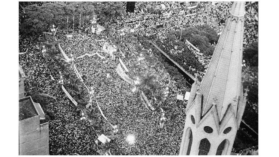 Multidão na Praça da Sé em favor das eleições diretas para a Presidência da República no dia 25 de janeiro de 1983. A Folha apoiou a campanha e passou a ser "o jornal das diretas" - Fernando Santos/Follhapress - 25 de janeiro de 1983