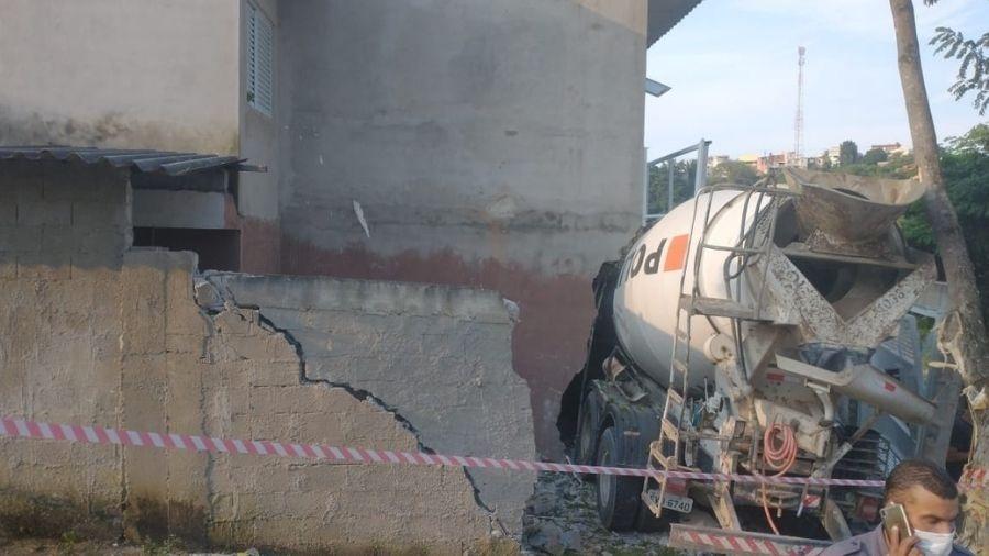 Caminhão danificou a fachada de duas residências em Franco da Rocha (SP) - Divulgação/Arquivo pessoal