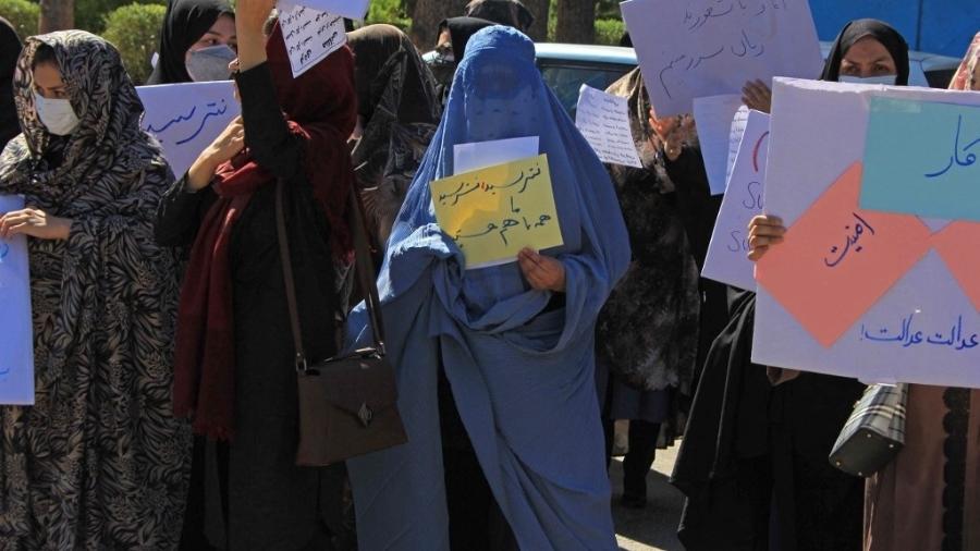 Manifestação de mulheres no Afeganistão incluiu ativistas, estudantes universitárias e funcionárias do governo local - HERAT, AFEGANISTÃO