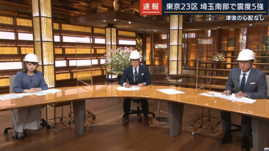 Âncoras de jornal usam capacetes de proteção após tremos de 6,1 graus que atingiu o Japão - Reprodução/Twitter