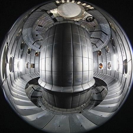 Interior do reator nuclear TCV, onde a IA da empresa DeepMind ajudou a estabilizar plasma de fusão - A. Herzog, Swiss Plasma Center, EPFL