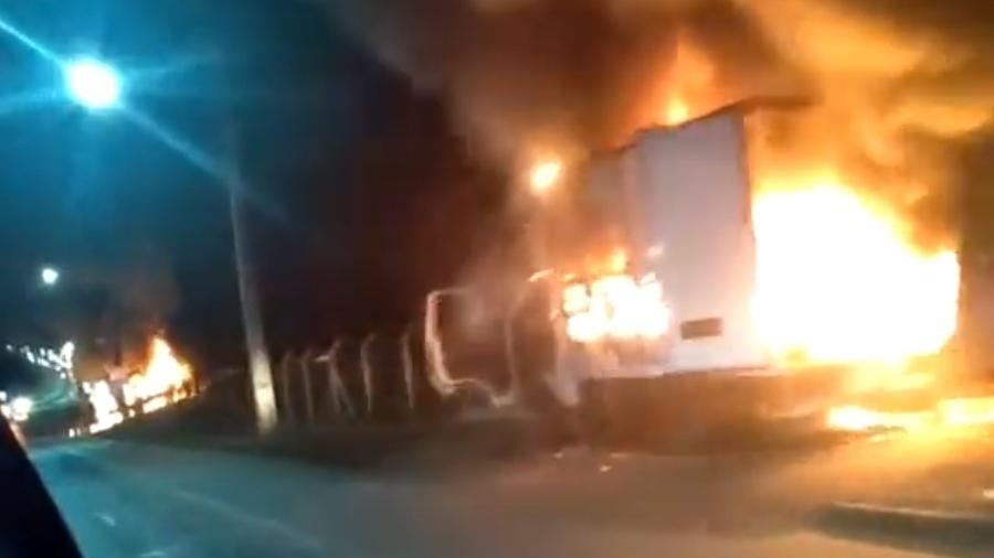 Criminosos atacaram a cidade de Guarapuava (PR) e atearam fogo a veículos na saída dos batalhões da PM - Reprodução / Twitter
