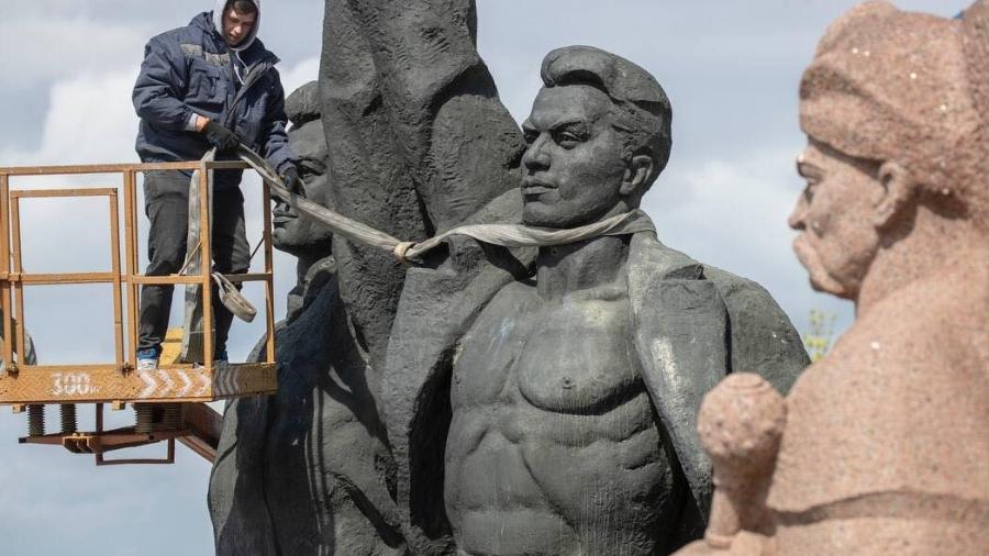 Ucranianos começam a derrubar monumento que simbolizava amizade com russos  - Reprodução/Facebook Vitaly Klitschko