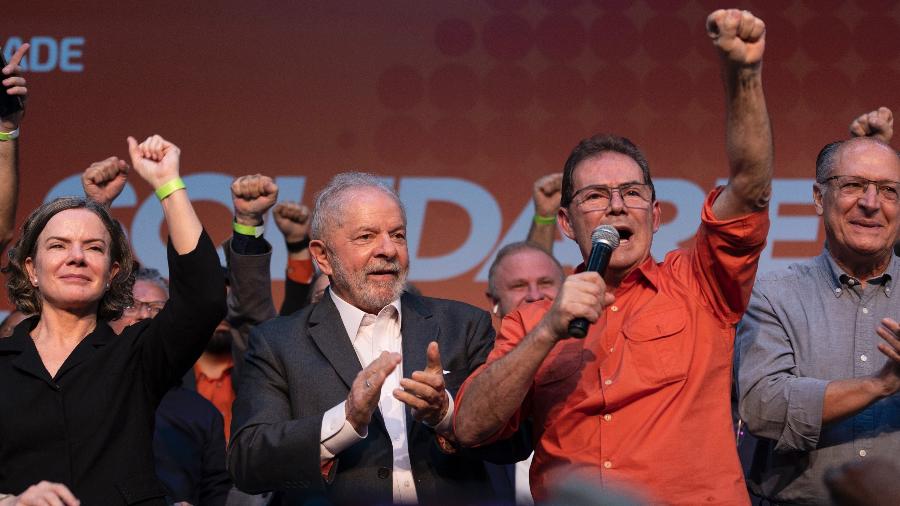Lula e Geraldo Alckmin no evento que oficializou o apoio à chapa do Solidariedade, de Paulinho da Força (no centro)  -  ISAAC FONTANA/FRAMEPHOTO/FRAMEPHOTO/ESTADÃO CONTEÚDO