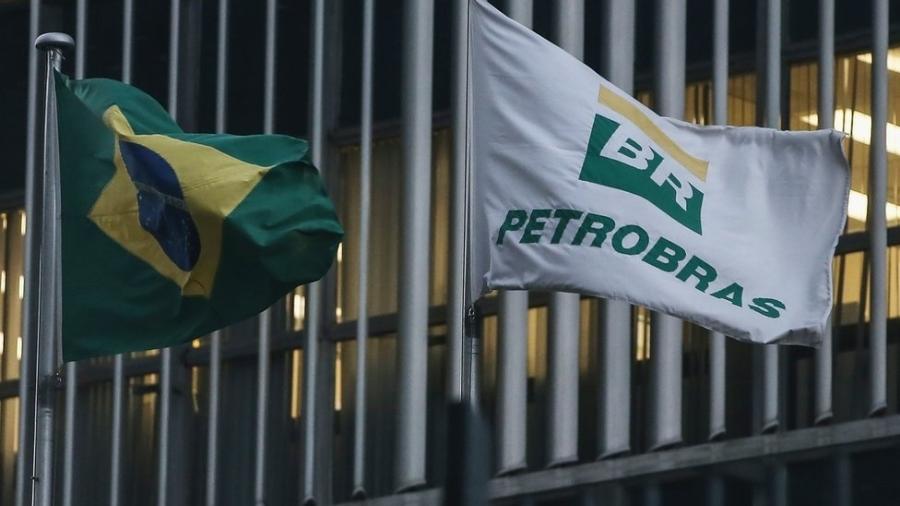 Bandeiras do Brasil e da Petrobras em 13 de abril de 2016 - Getty Images